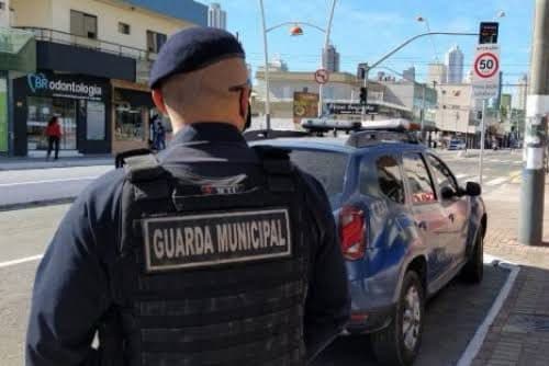 Homem espanca filha recém-nascida e companheira e foge em Itapema