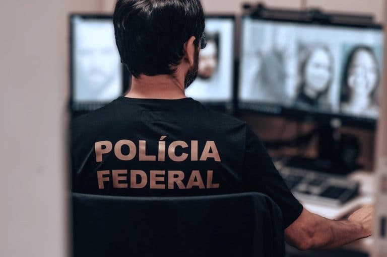 Preso em Florianópolis homem acusado de armazenar vídeos de abuso infantil