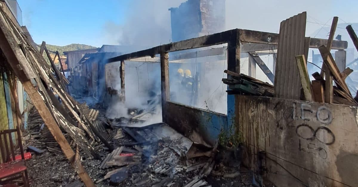 Incêndio destrói três casas e deixa 22 pessoas desalojadas em Itajaí