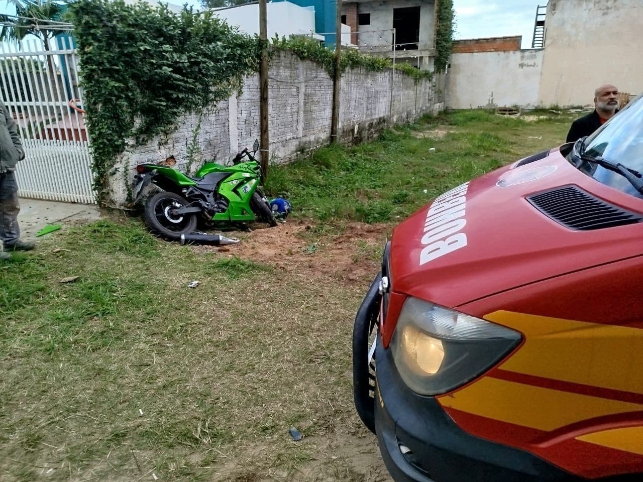 Jovem de 19 anos morre após moto bater violentamente contra muro na SC-100