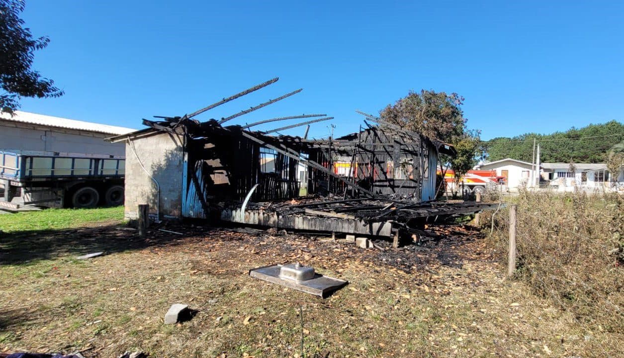 Mãe acorda com gritos de vizinhos e salva os dois filhos pequenos de incêndio 