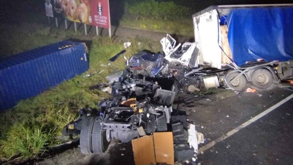 Caminhoneiro morre esmagado nas ferragens após colisão brutal na SC-416
