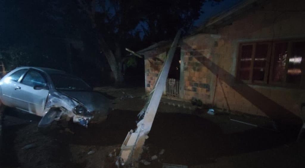 Carro sobe meio-fio, acerta poste e telhado de casa fica destruído em Canelinha