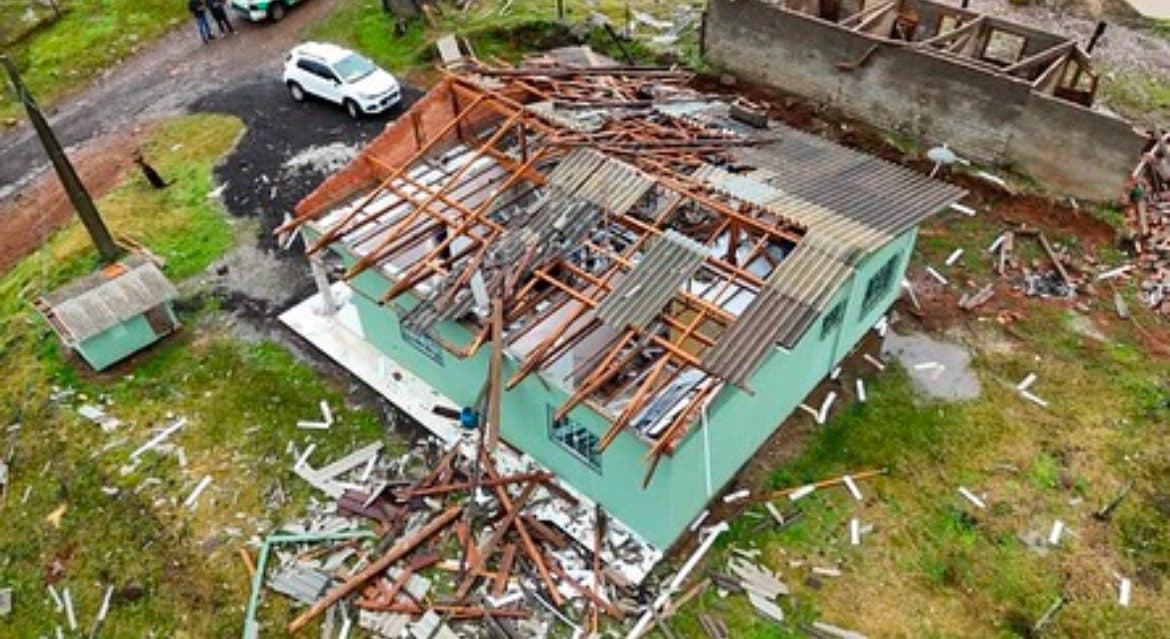 Destruição no interior: ventania arranca telhados e assusta moradores em Campos Novos (SC)