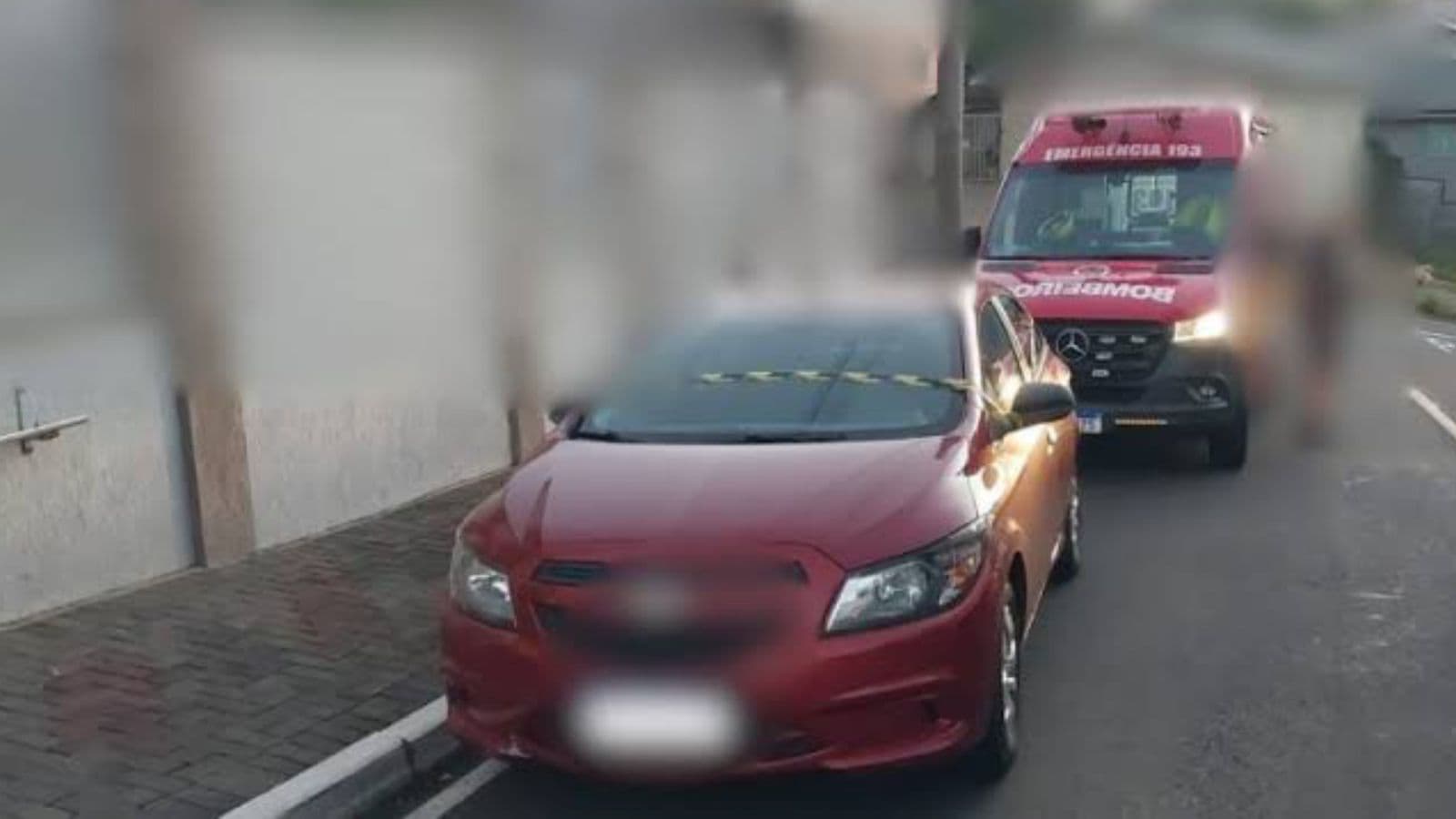 Madrasta é denunciada por homicídio após enteado de 3 anos morrer trancado no carro em SC