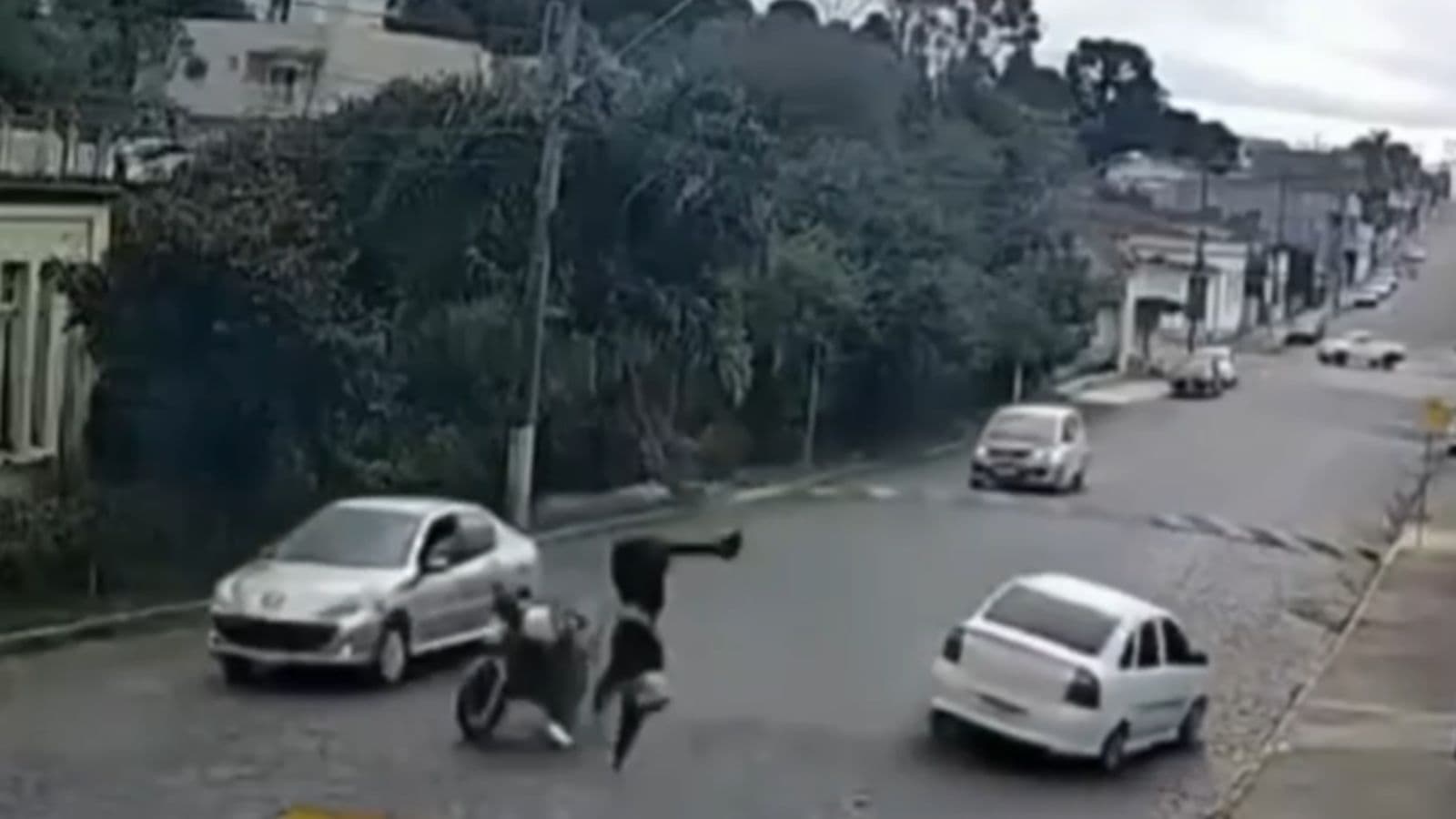 Motociclista voa por cima de Peugeot pós tentativa de ultrapassagem em SC