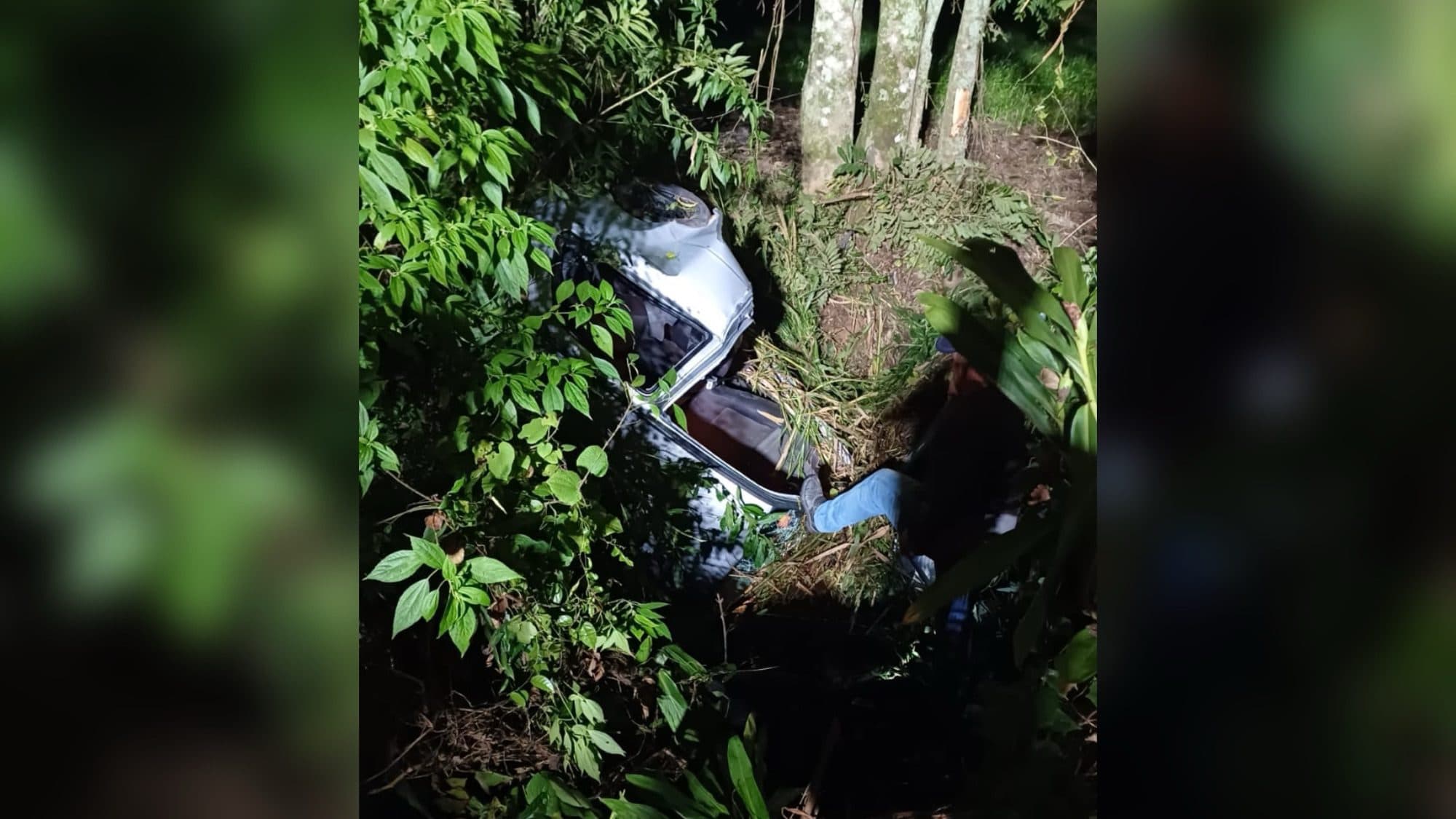Acidente na SC-114: carro sai da pista, despenca em ribanceira e motorista fica ferido 