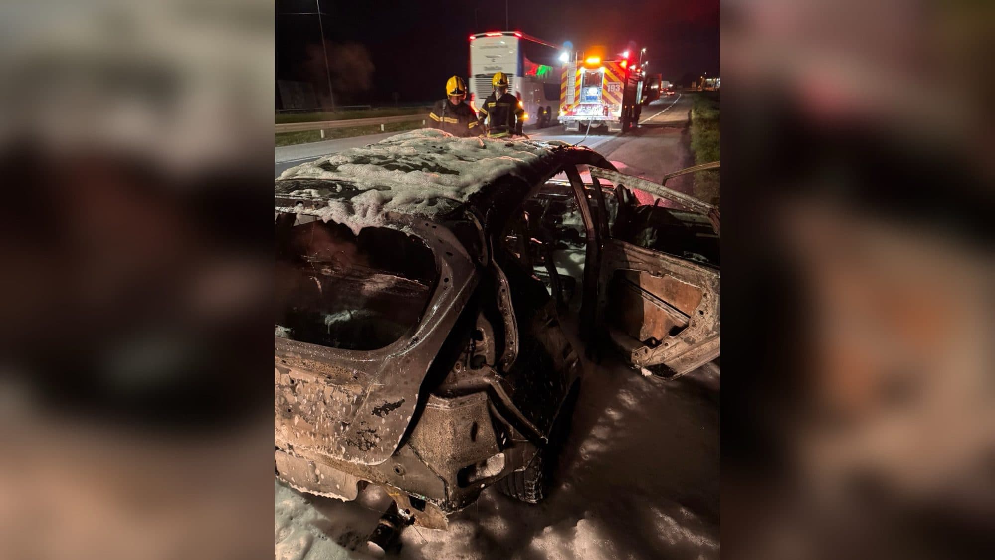 Incêndio destrói carro na BR-101, em Tijucas