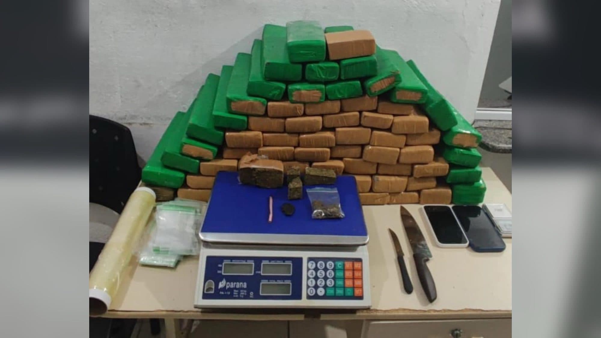 Entregador é preso por tráfico após ser flagrado com mais de 56 kg de maconha em Itapema