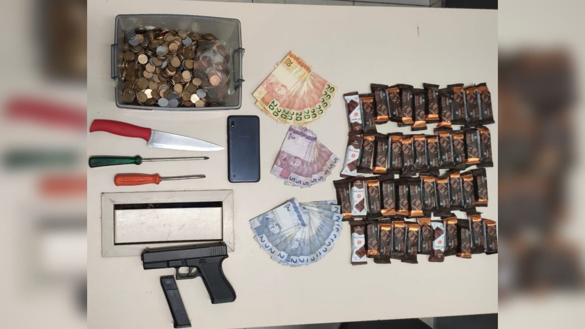 Homem é flagrado com R$ 600, arma de pressão e chocolates furtados de loja em Florianópolis