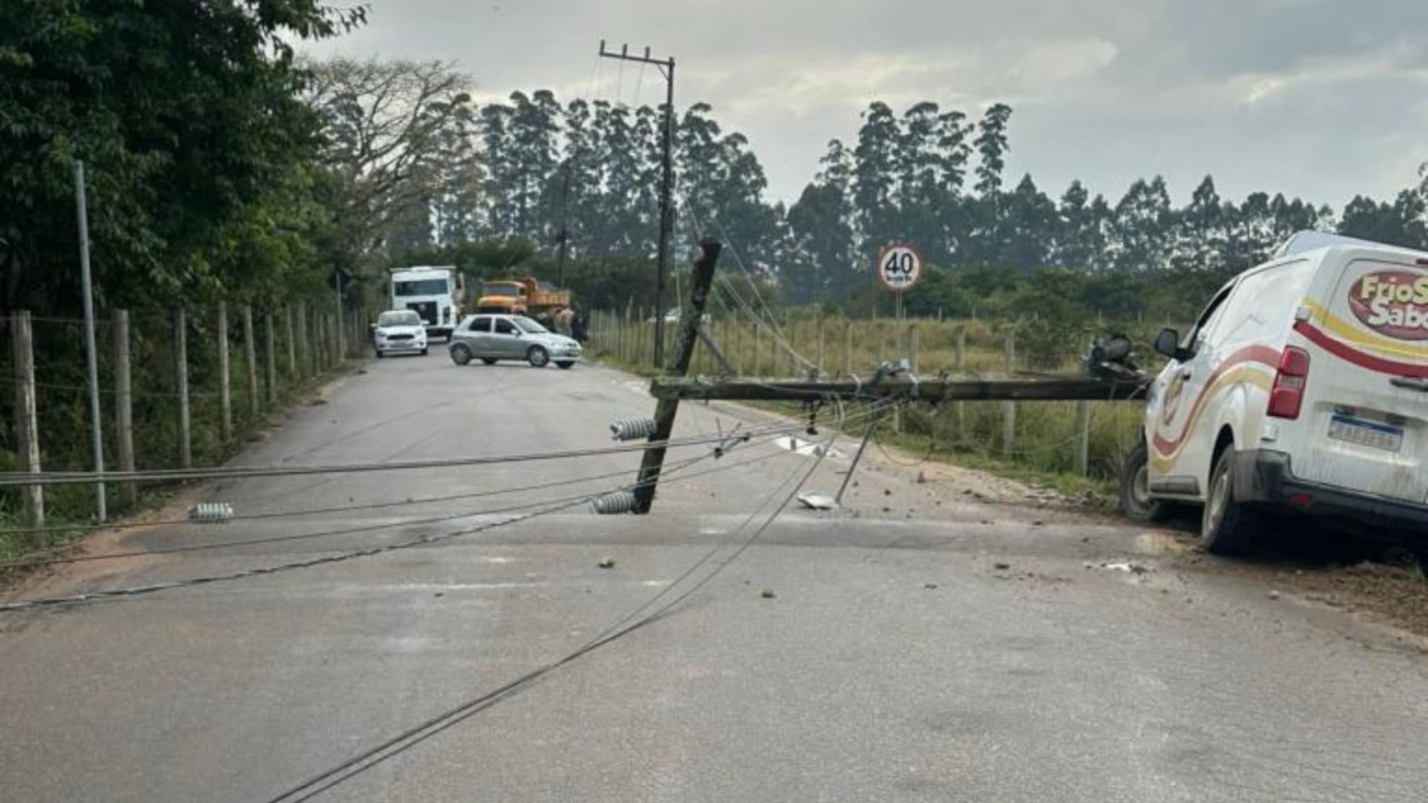 Carro destrói poste e paralisa trânsito em Tijucas nesta sexta-feira (13)
