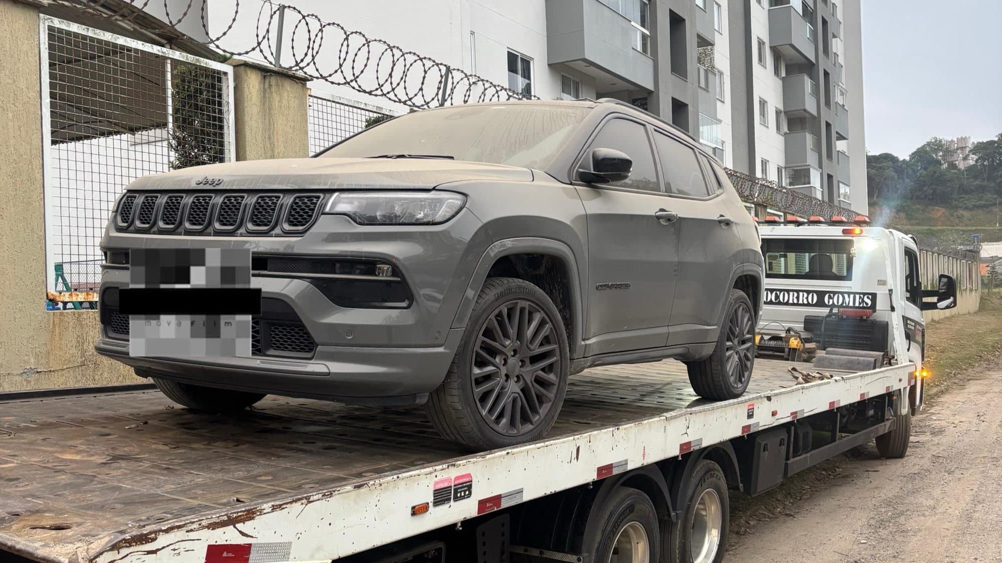 Jeep Compass furtado é achado escondido em Camboriú