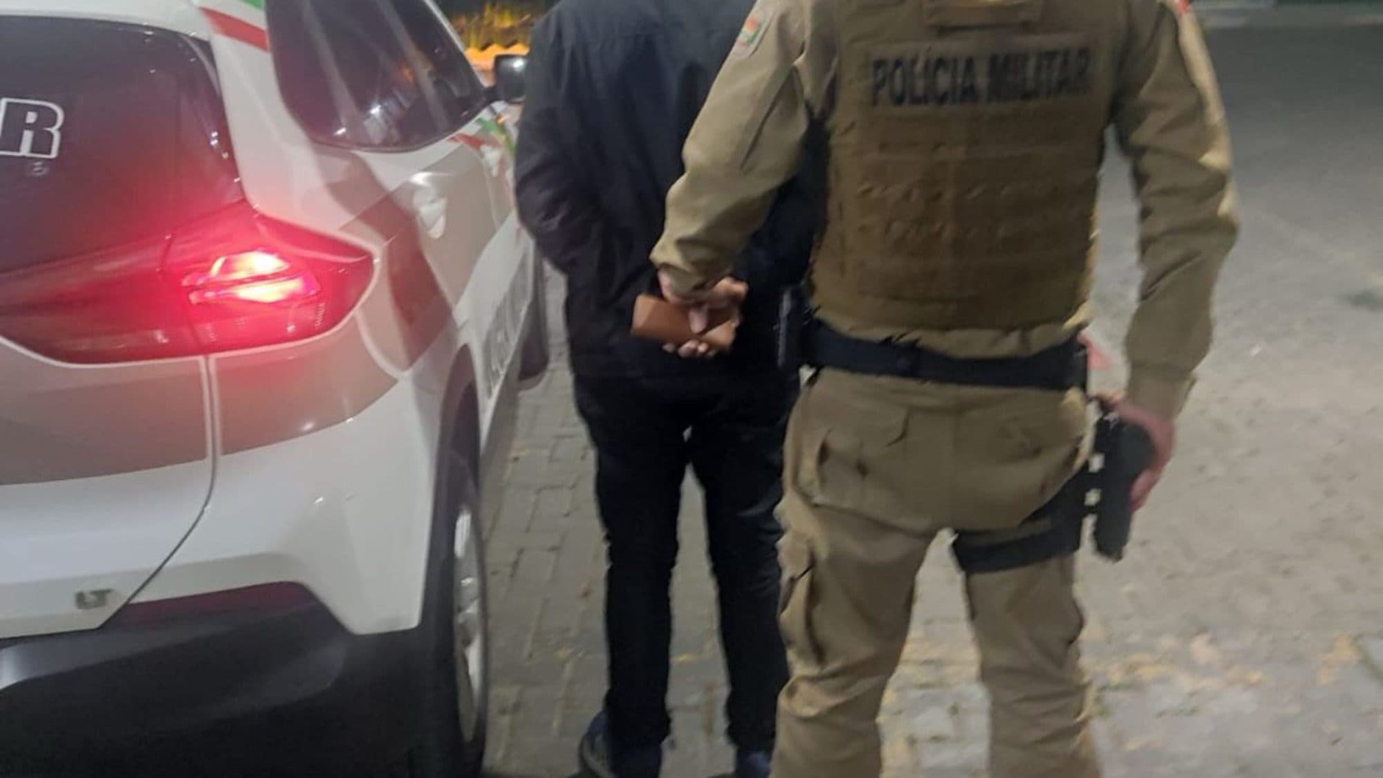 Farsa no balcão: homem condenado por fraudes é preso enquanto trabalhava como caixa em BC