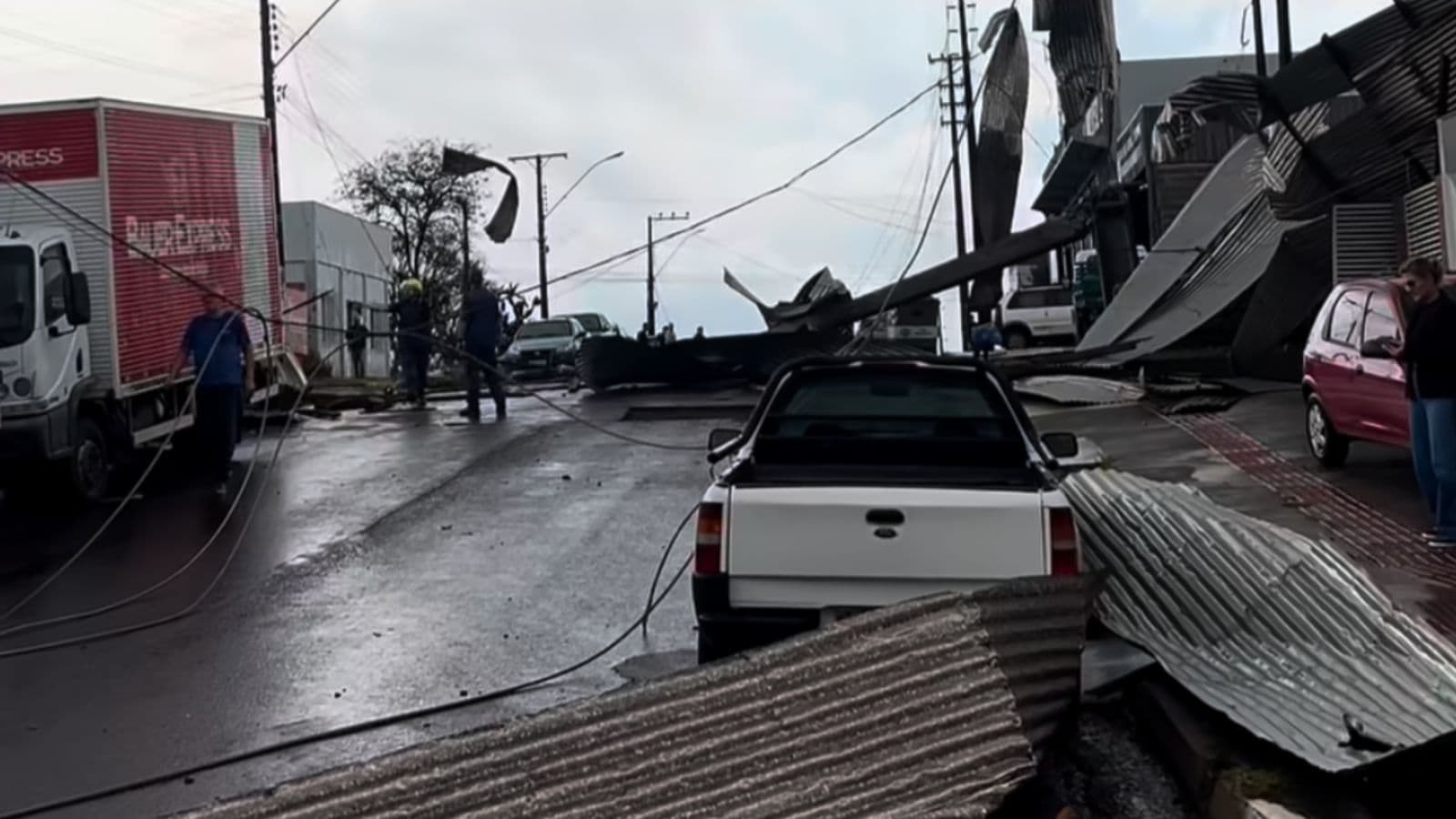 URGENTE: Após alerta vermelho, rápida tempestade deixa estragos em Santa Catarina