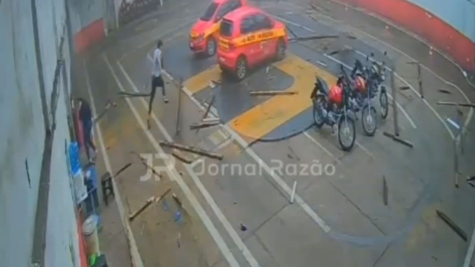 Câmera flagra momento de pânico em que tempestade atinge ginásio em Santa Catarina