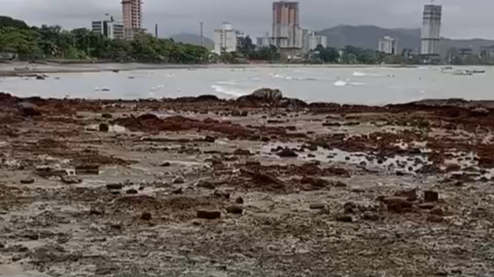 “Nunca vi em junho”: maré baixa antecipa fenômeno e impressiona moradores em SC