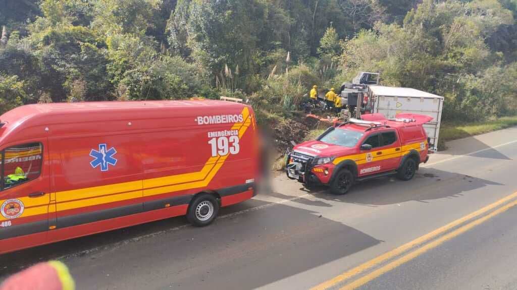 Caminhão com placas de Tijucas se envolve em acidente que matou adolescente de 17 anos na BR-470