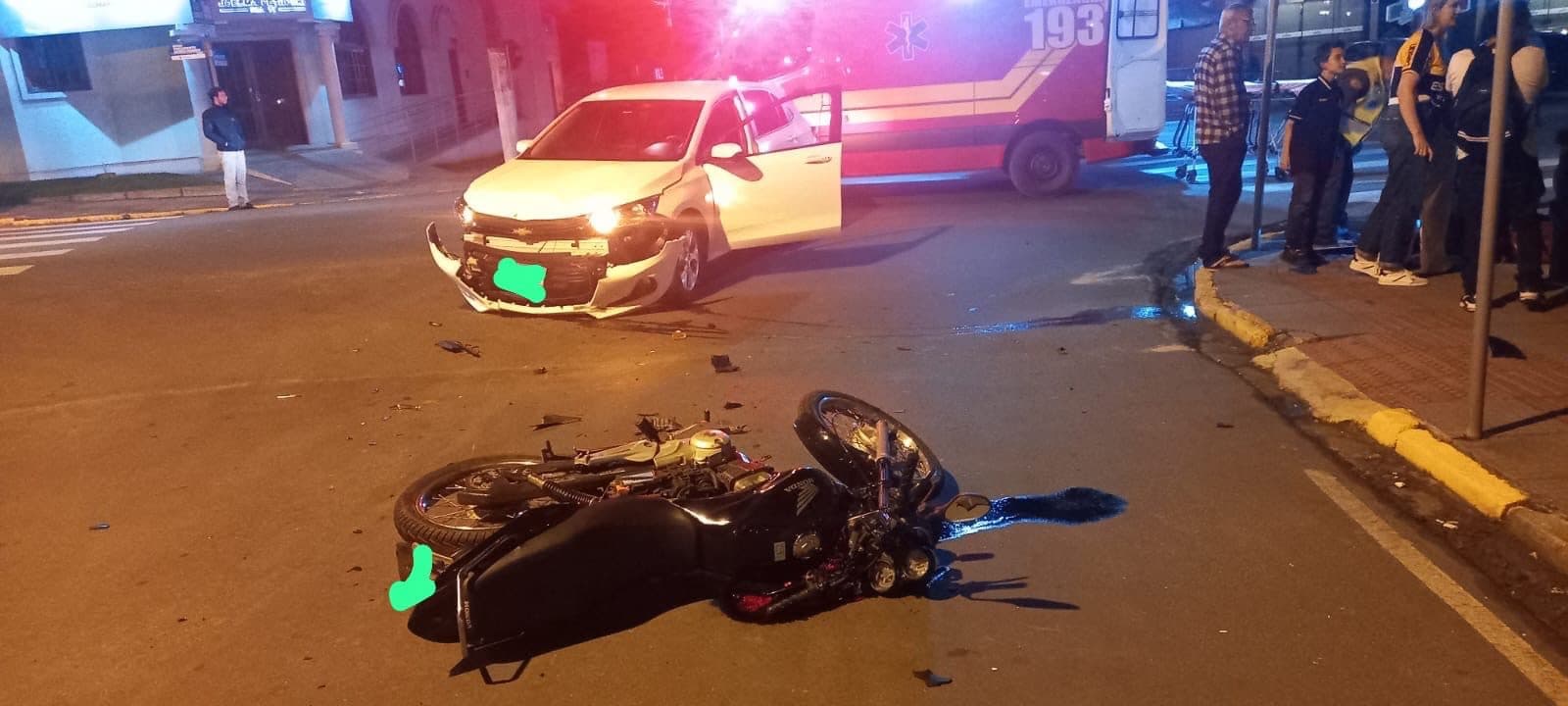 Motociclista é lançado ao chão após colisão frontal com carro na SC-108