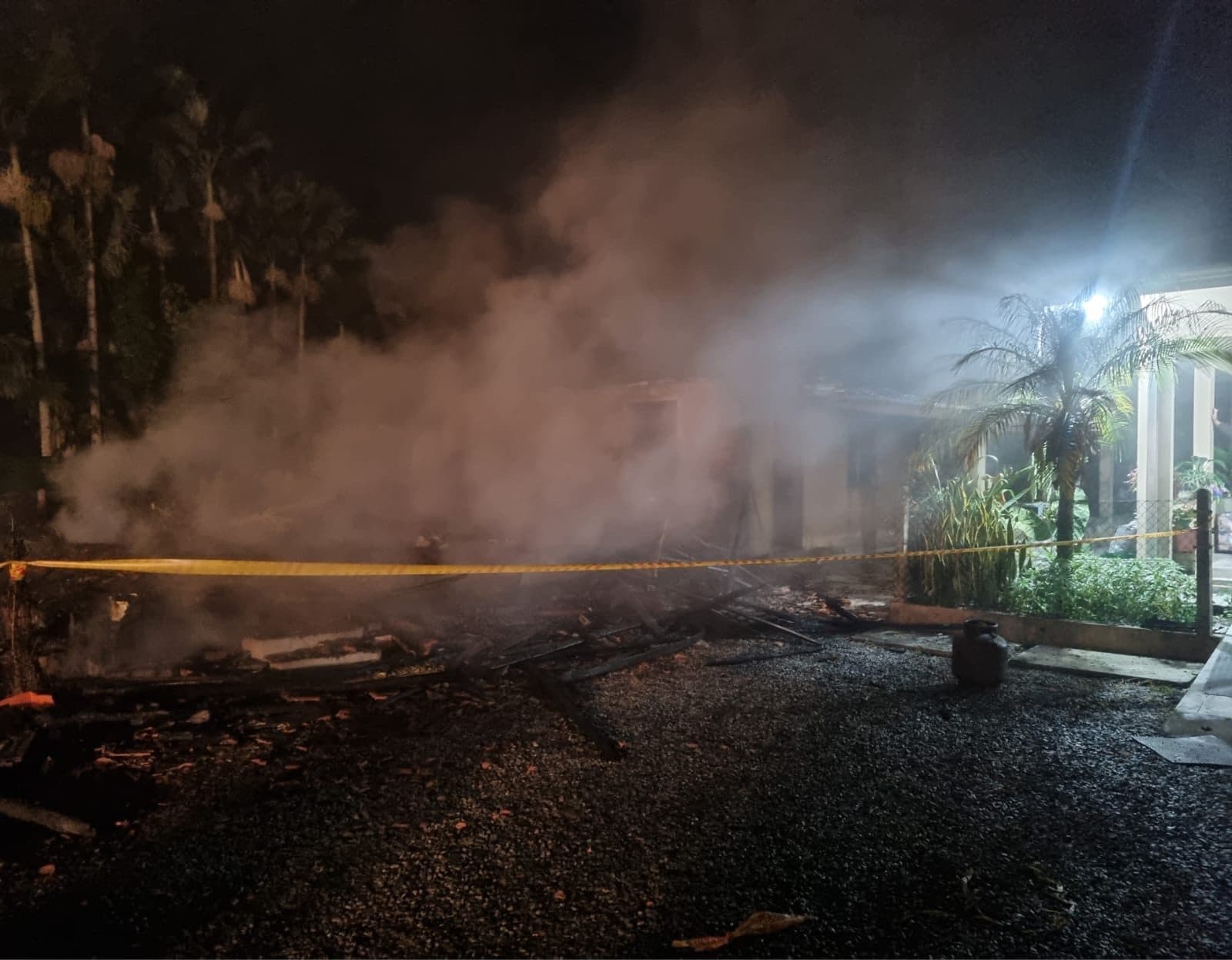 Casa usada como depósito de madeira é destruída por incêndio em Itajaí
