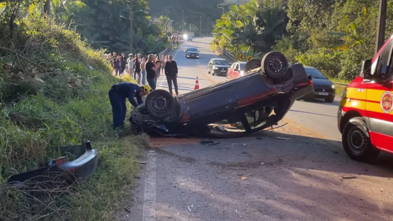 Carro capota na SC-108 em São João Batista e mobiliza bombeiros