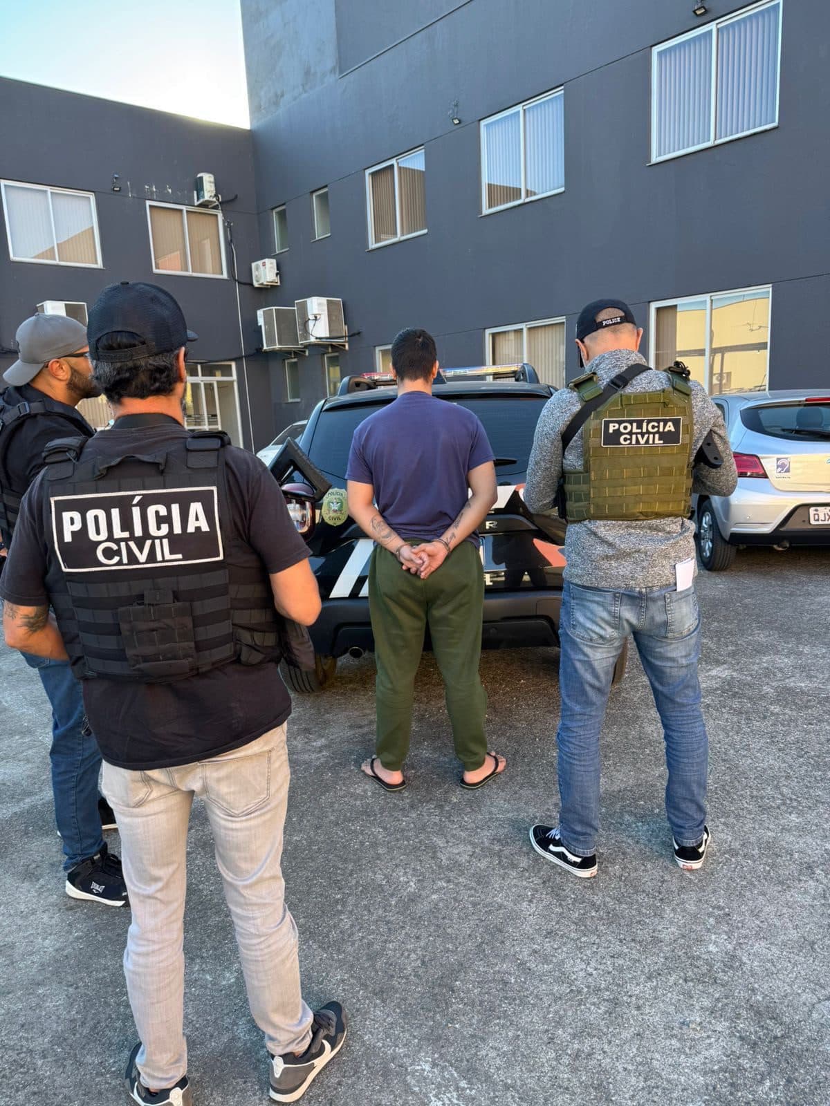 Homem investigado por dois homicídios no Paraná é capturado em Camboriú