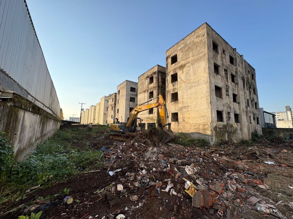 “Fim do mocó”: Prefeitura começa a derrubar prédio abandonado em Itajaí após decisão da Justiça