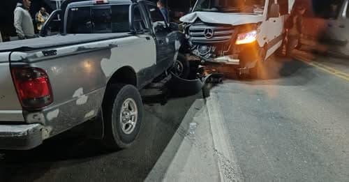 Van com trabalhadores é atingida por caminhonete na SC-410 entre Tijucas e Canelinha