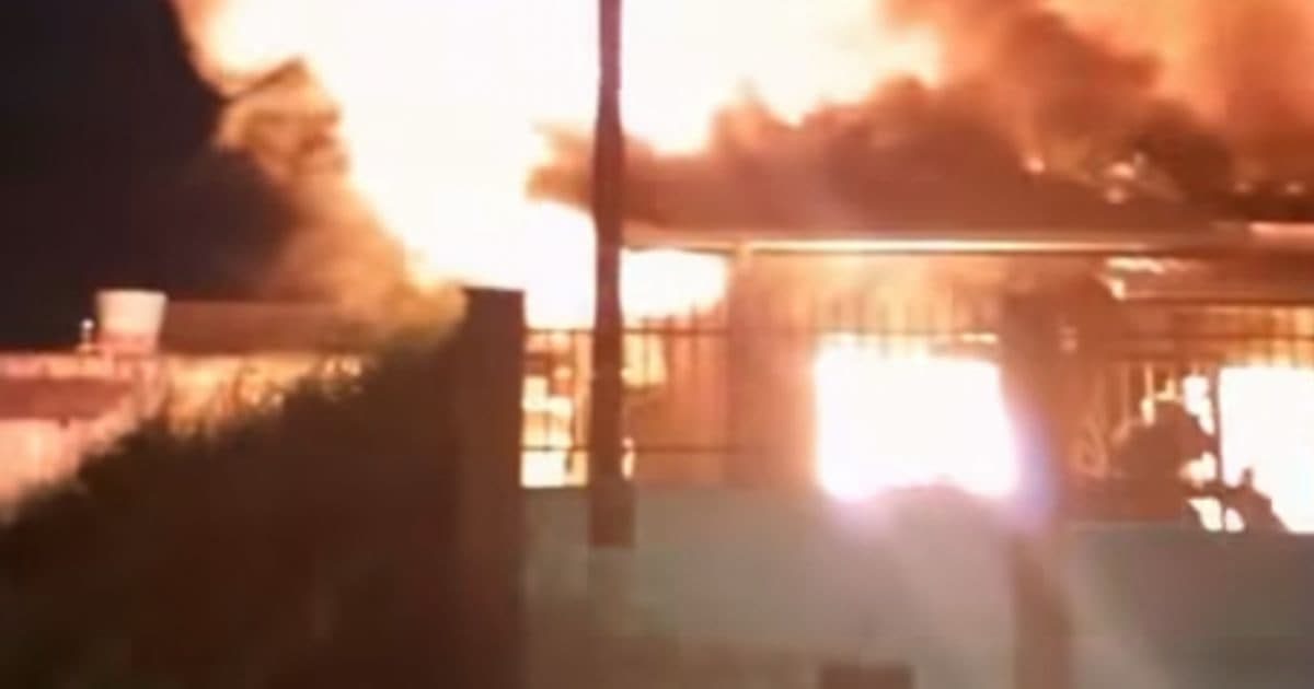 “Tá explodindo!”: casa pega fogo em Itapema, homem fica ferido e bebê estaria no quarto onde tudo começou