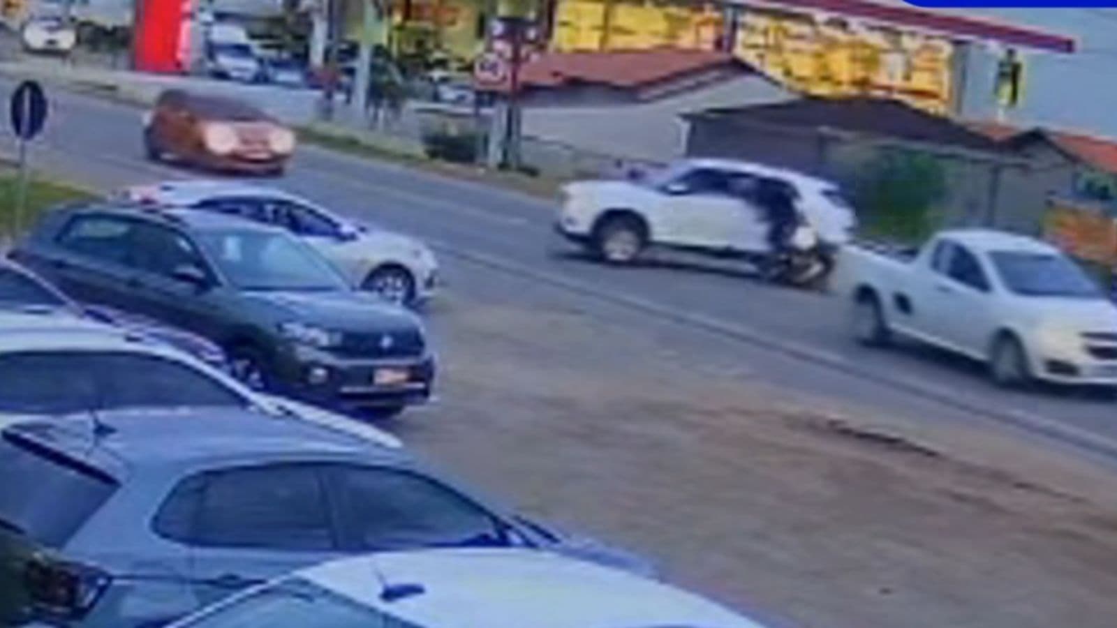 Carro corta a frente e joga motociclista no chão na SC-410, em Canelinha