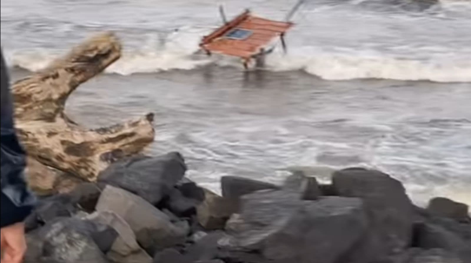 “Era tudo o que eu tinha”: pescador se recusa a abandonar o barco que era seu sustento em SC