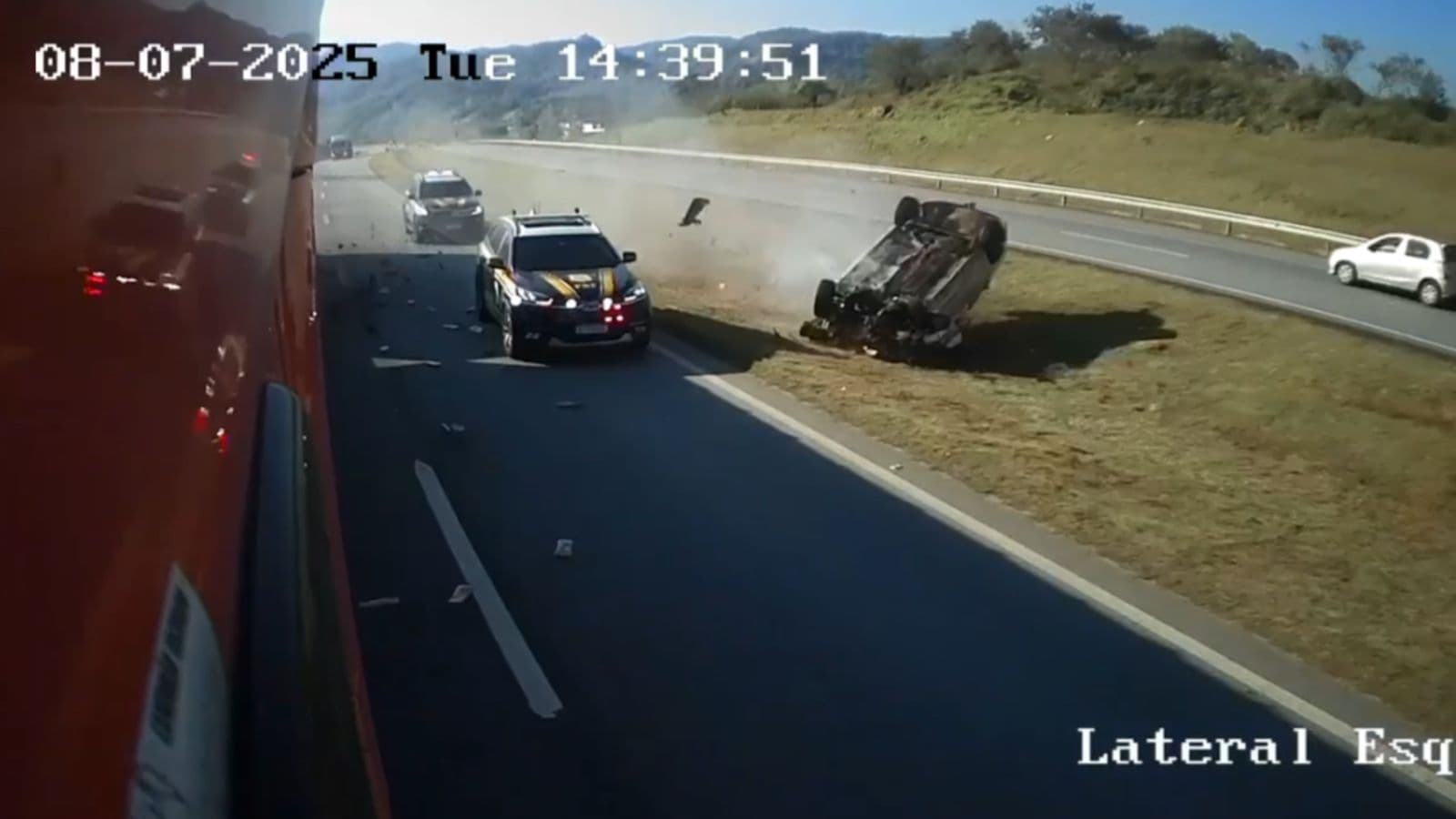 Motorista foge da PRF em Itapema com carro carregado de maconha, bate em carreta e capota na BR-101