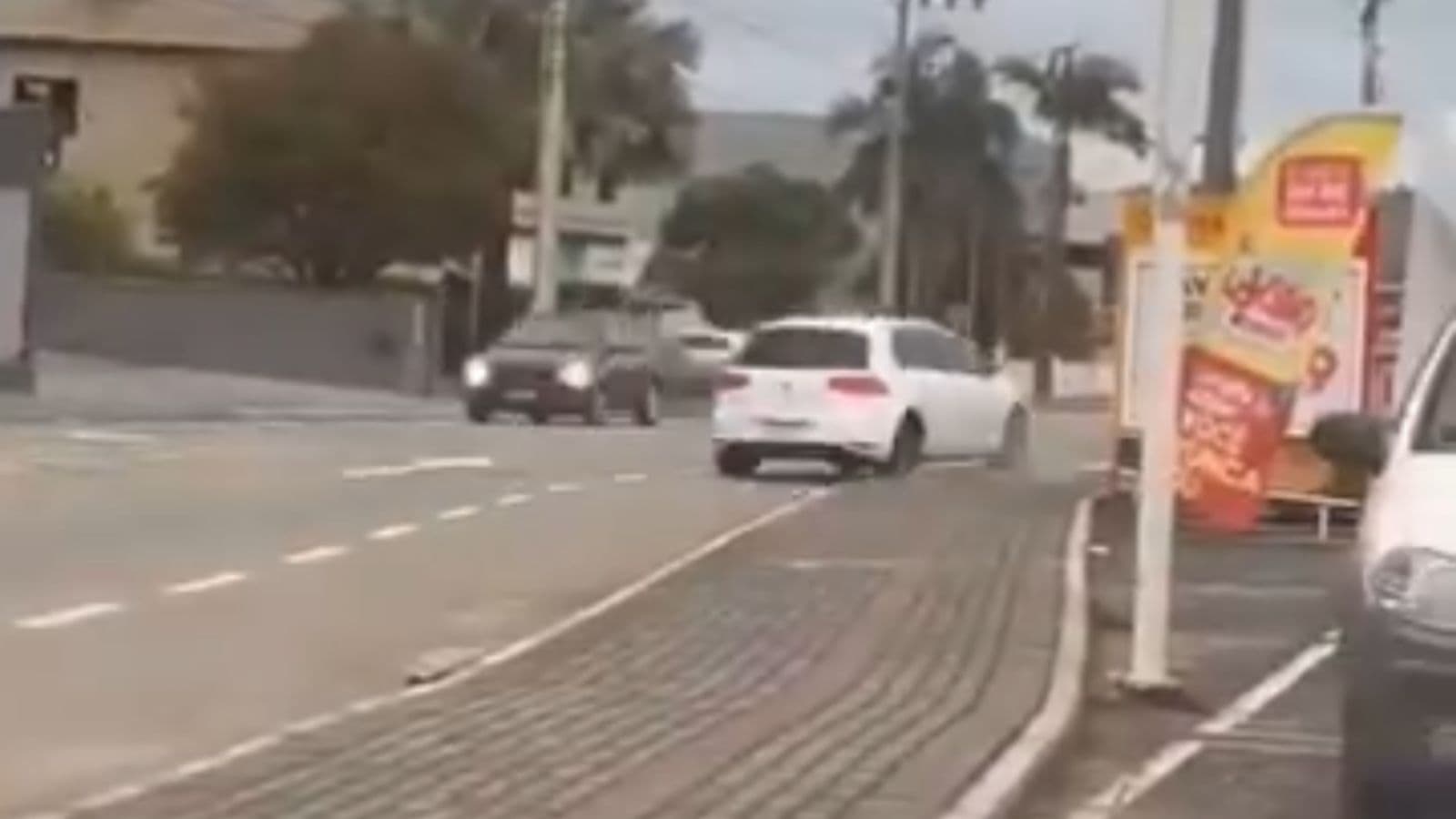 Homem armado com facão “sai voando” após ser atropelado em briga por vaga de estacionamento