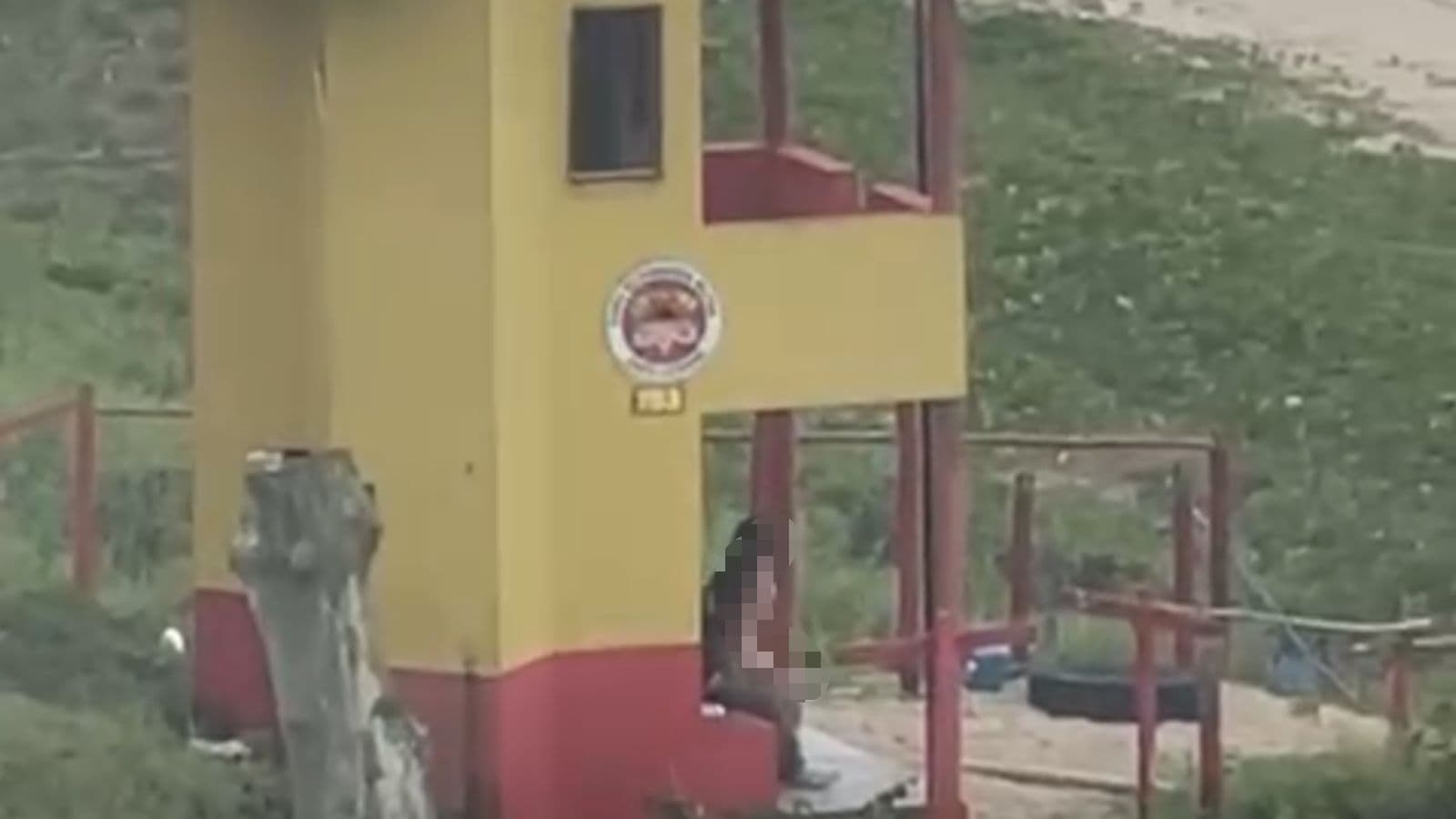 “Meu Deus, nesse frio!”: casal transforma posto-guarda vidas em “motel ao ar livre”; VEJA VÍDEO
