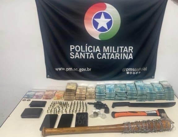 Casal é flagrado com arma, drogas e quase R$ 400 mil em Gaspar