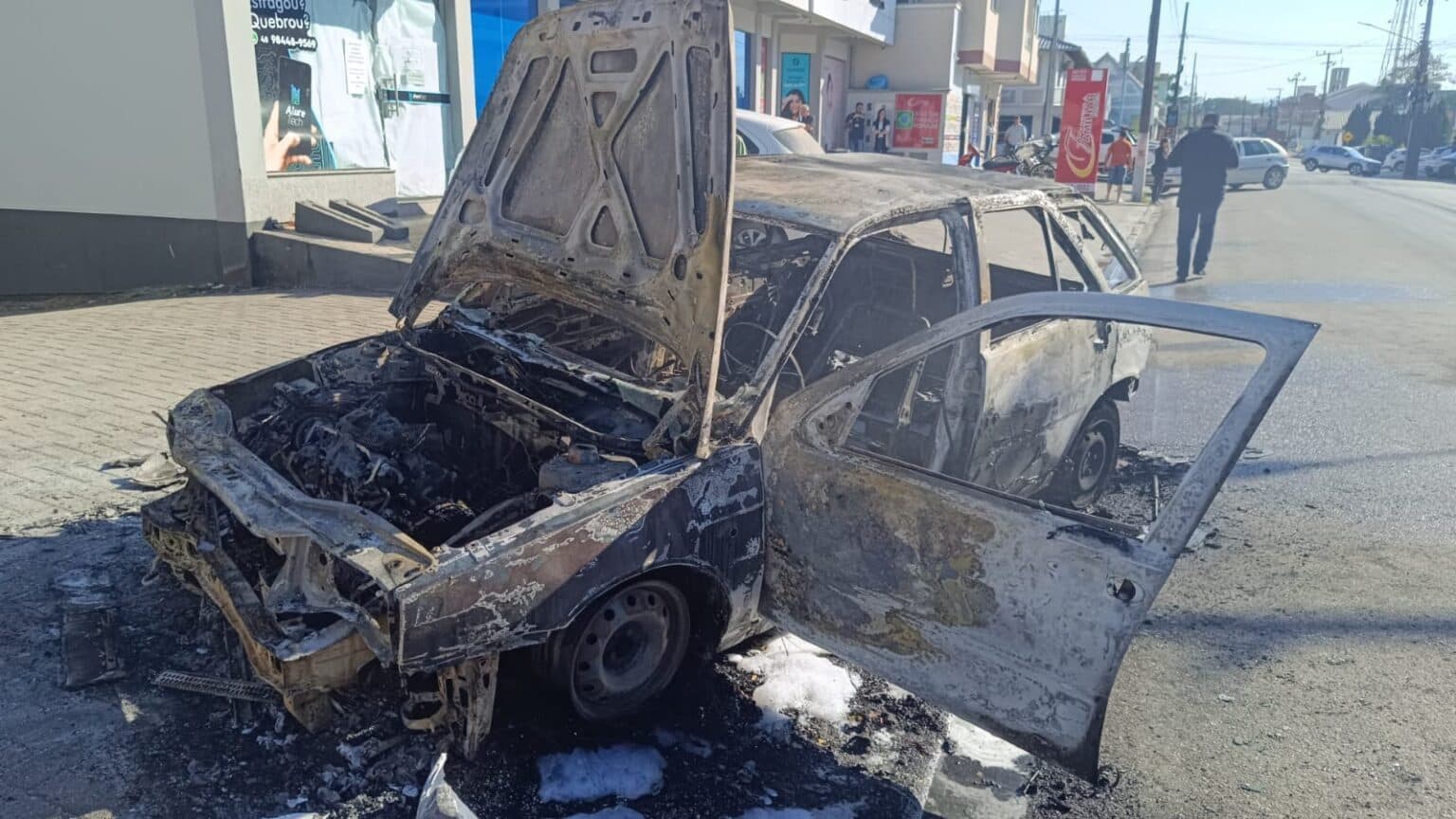 Veículo pega fogo no Centro de Canelinha e mobiliza bombeiros