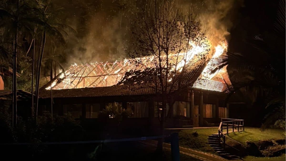 Incêndio atinge casa de retiro religioso durante oração e mobiliza bombeiros em Biguaçu
