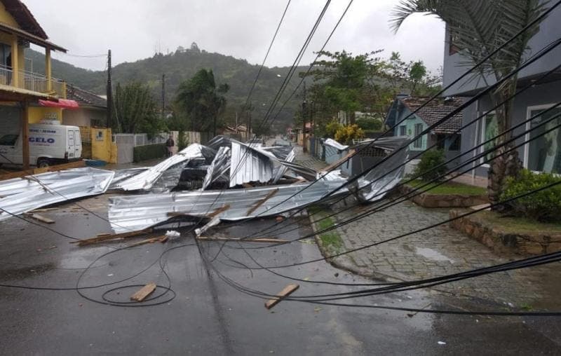 Ciclone em SC deixa mais de 200 mil pessoas sem luz e provoca estragos