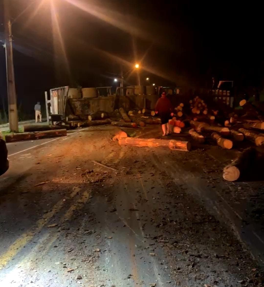 Carreta carregada de madeira tomba e interdita BR-470 nos dois sentidos em Apiúna