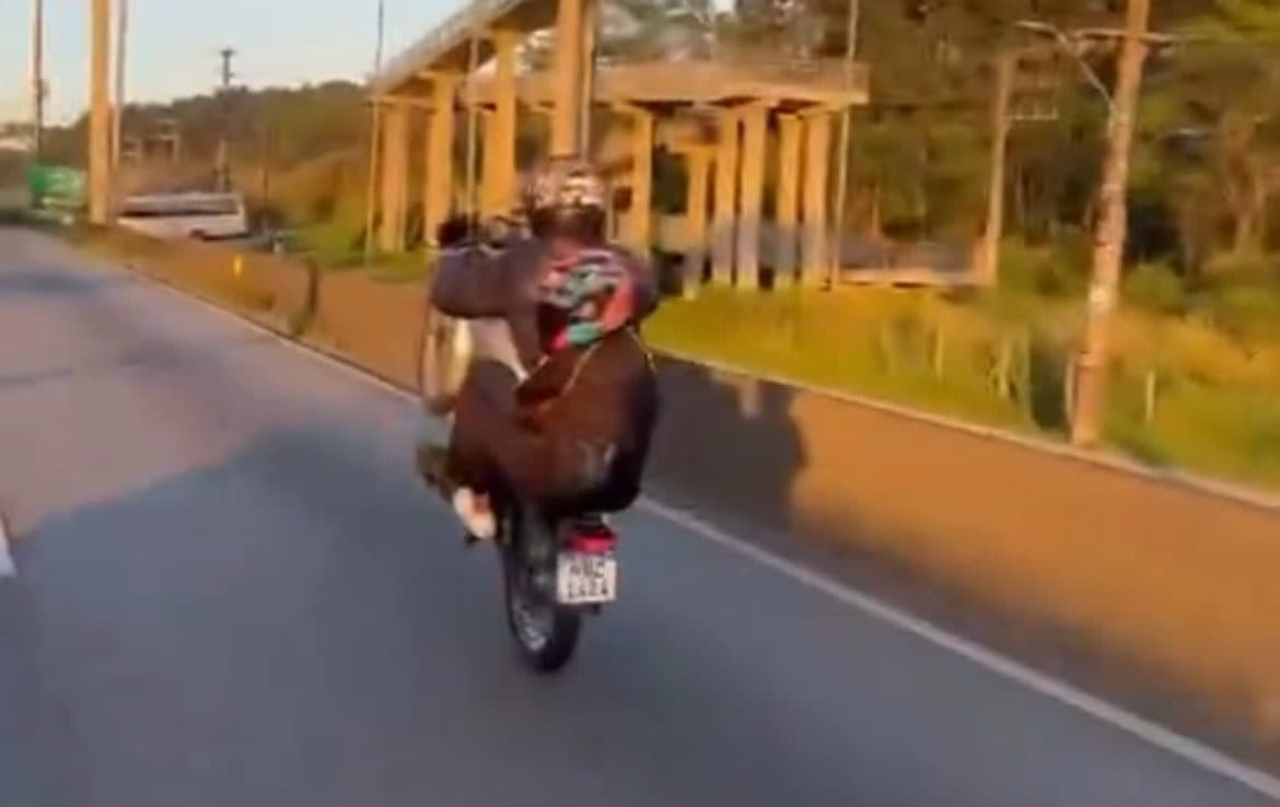 Motociclista empina moto na BR-101, foge de policial e é flagrado em São José