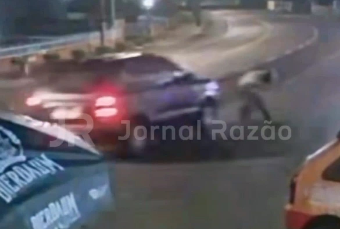 “Foi por um triz”: ciclista escapa de atropelamento após carro invadir acostamento em SC