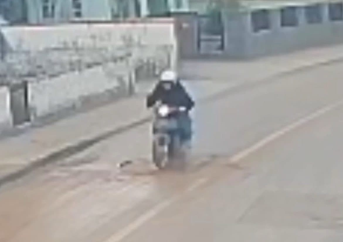 Vídeo mostra motociclista caindo após atingir buraco em rua de Brusque