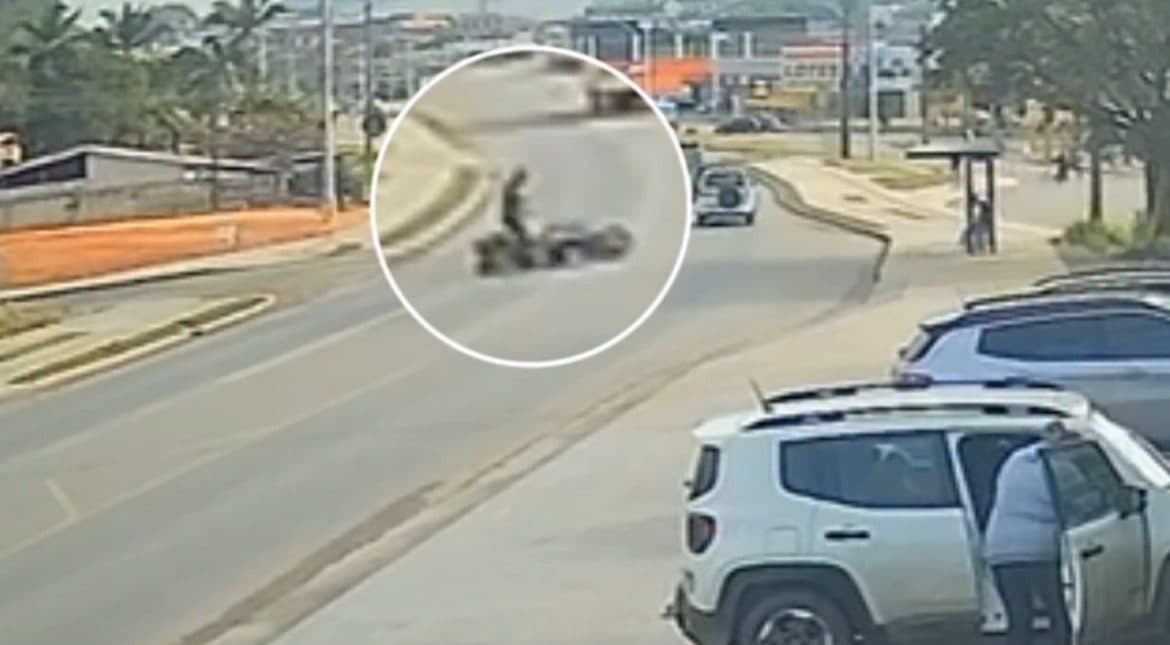“Quem atropelou quem?”: idoso “para” no meio da rua e é atingido por moto