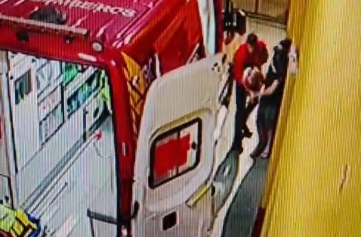 Bebê de 1 ano engasga com brinquedo e é salvo por bombeiro em quartel de Porto Belo