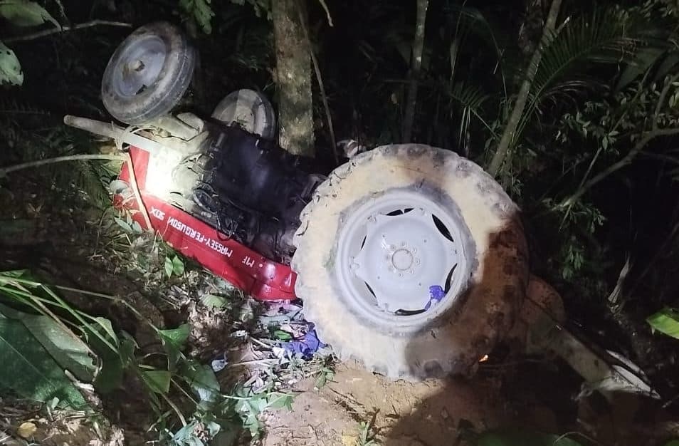 Trator tomba em ribanceira e idoso de 75 anos fica preso por horas em mata na região de Blumenau