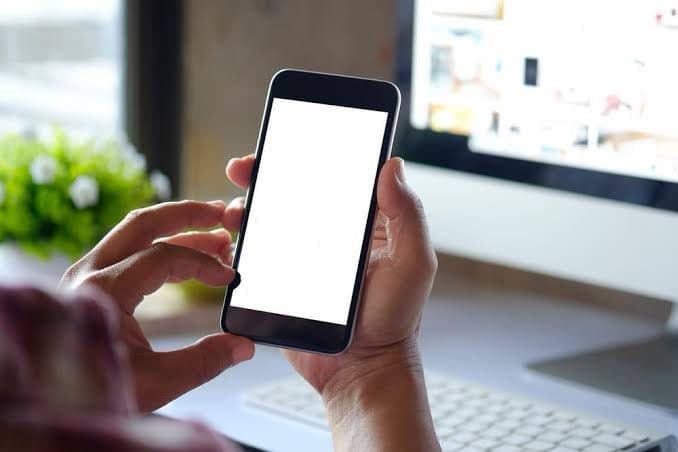 Homem é condenado a pagar R$ 10 mil por chamar colega de trabalho de “cadela” em grupo de WhatsApp