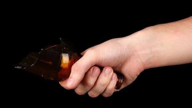 Homem sai sangrando de bar em Penha após ser golpeado no pescoço com garrafa de vidro