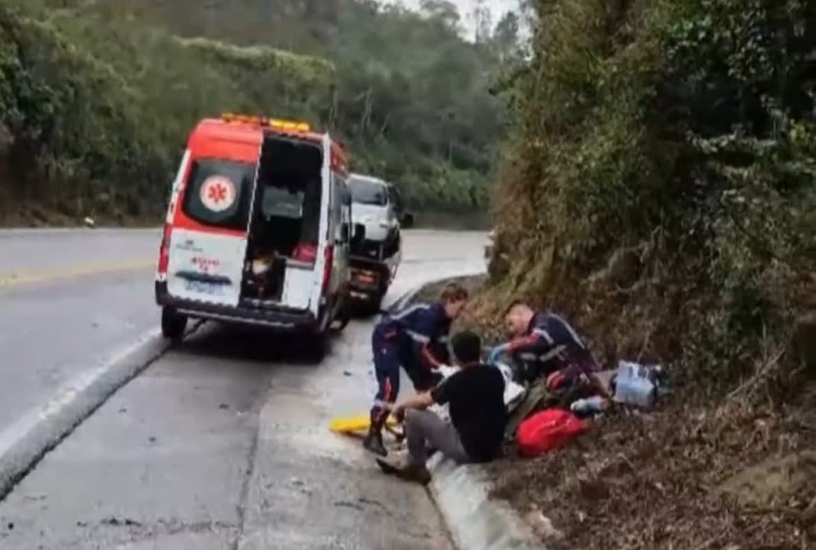 Policiais penais salvam vítimas de carro em chamas após acidente na BR-282, em Rancho Queimado