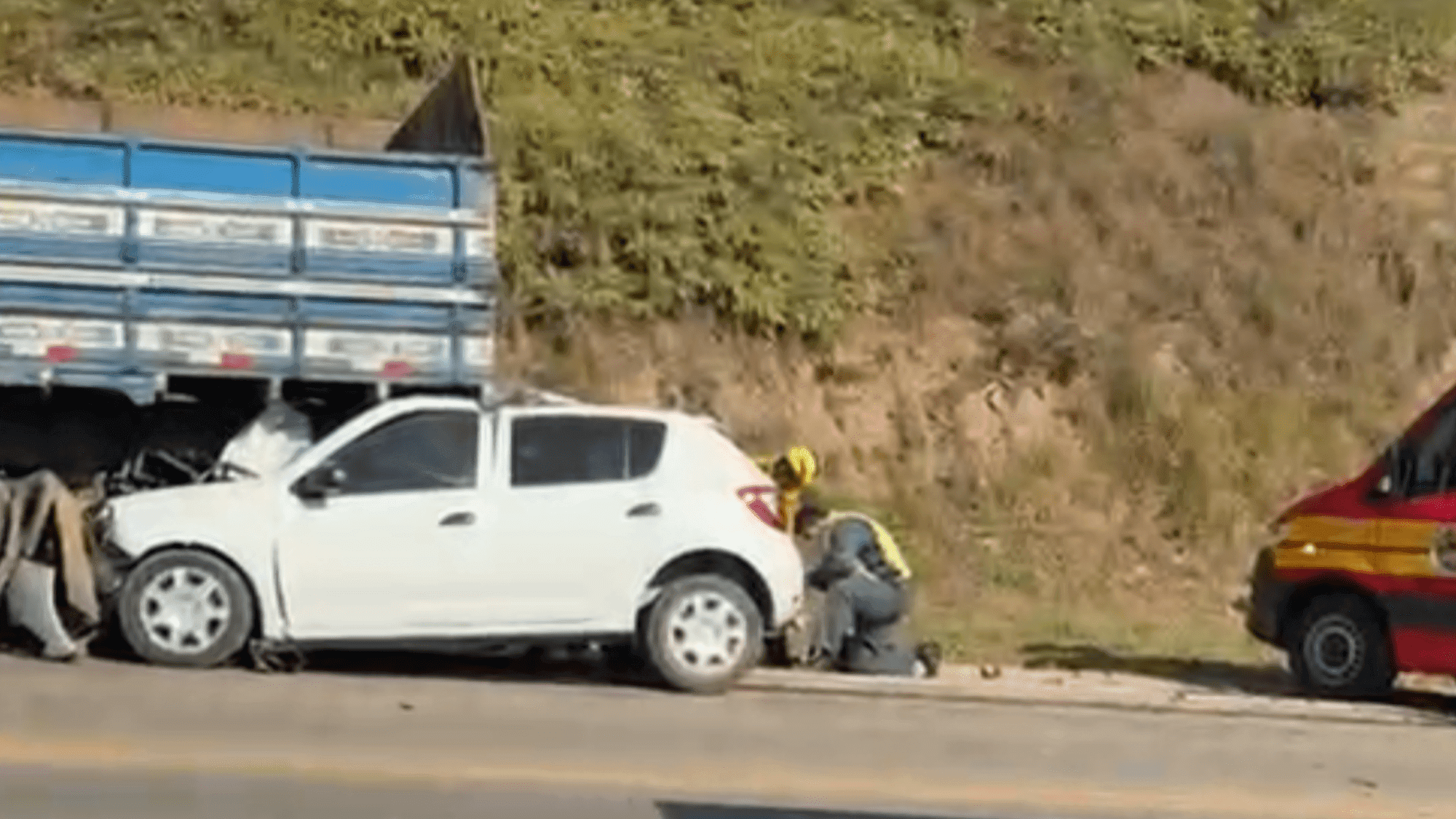 Carro bate na traseira de caminhão e fica destruído em grave acidente na SC-410 em Tijucas