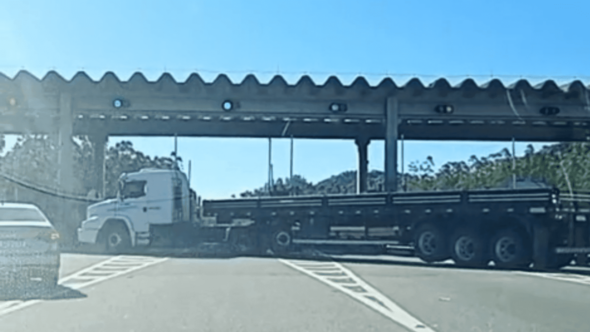 Caminhoneiro tranca pedágio na BR-101 e faz buzinaço