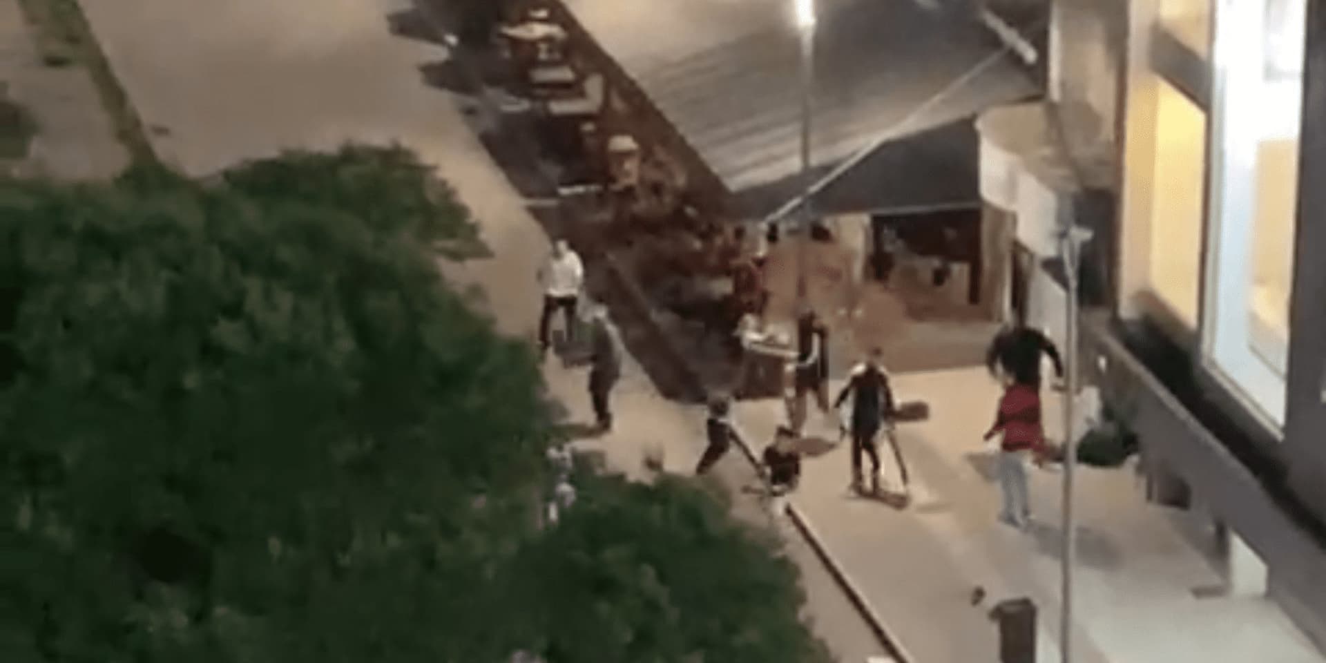 Briga entre torcidas com fogos e garrafas espalha pânico no Centro de Itajaí
